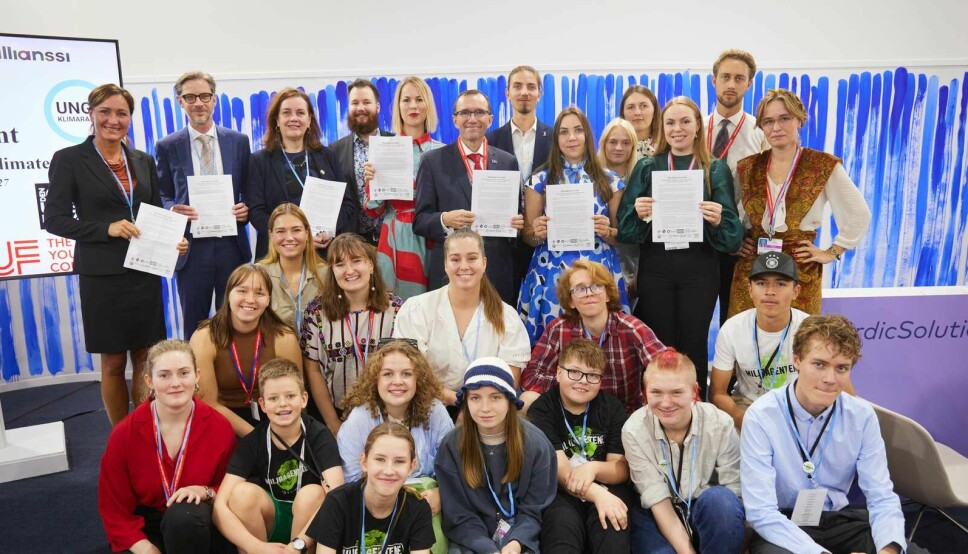 De unges krav: Klimaaktivister fra nordiske ungdomsorganisasjoner overrekker felles krav til nordiske beslutningstakere.
