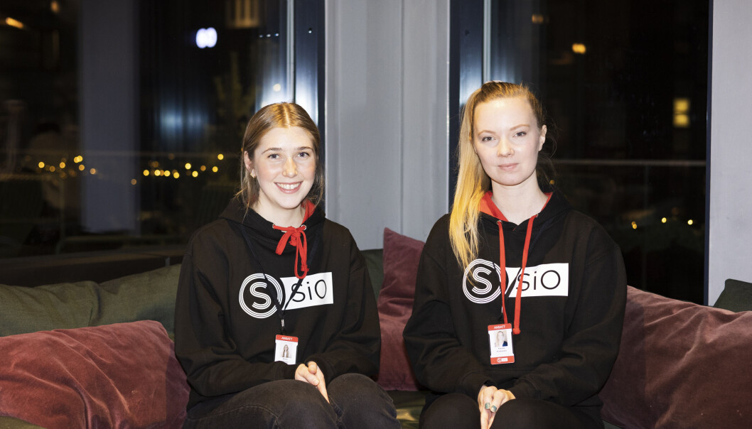 Meningsfylte gaver: Kamilla Kristiansen (30) og Ellinor Hilleren (22) er opptatt av at de ikke bare vil gi noe for å gi noe - det må ha en betydning. Meningsfylte gaver: Kamilla Kristiansen (30) og Ellinor Hilleren (22) er opptatt av at de ikke bare vil gi noe for å gi noe - det må ha en betydning.