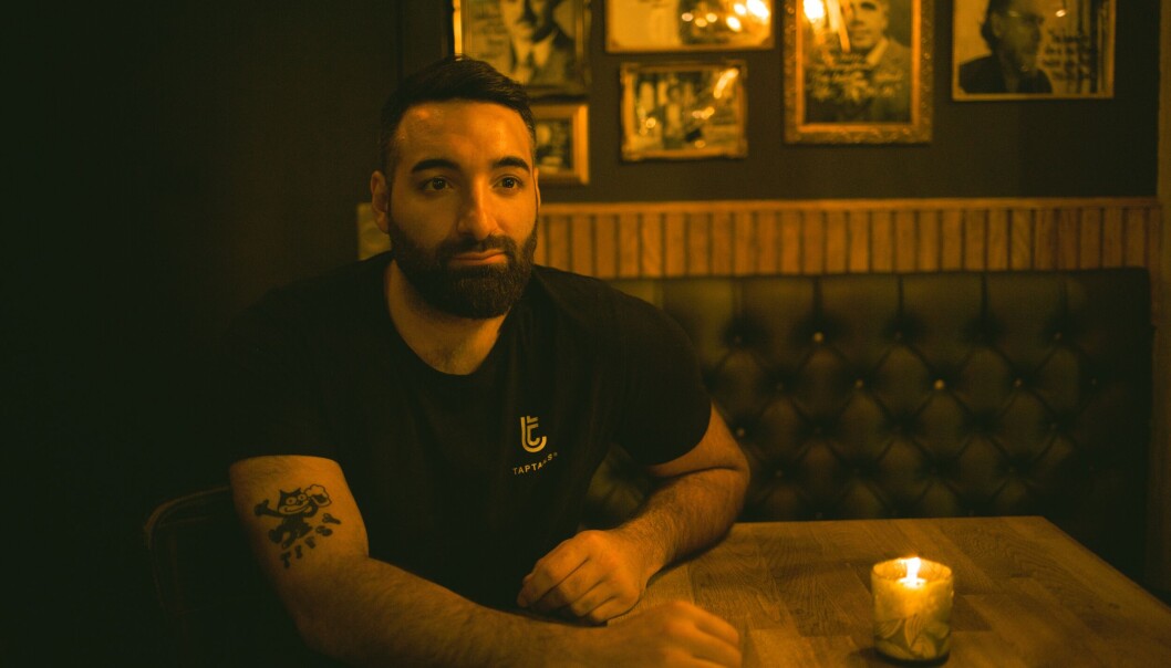 Sosialt glidemiddel: Barsjef på Nedre Løkka Cocktailbar Guiseppe Cardenia mener at alkohol gjør folk mer sosiale. Sosialt glidemiddel: Barsjef på Nedre Løkka Cocktailbar Guiseppe Cardenia mener at alkohol gjør folk mer sosiale.
