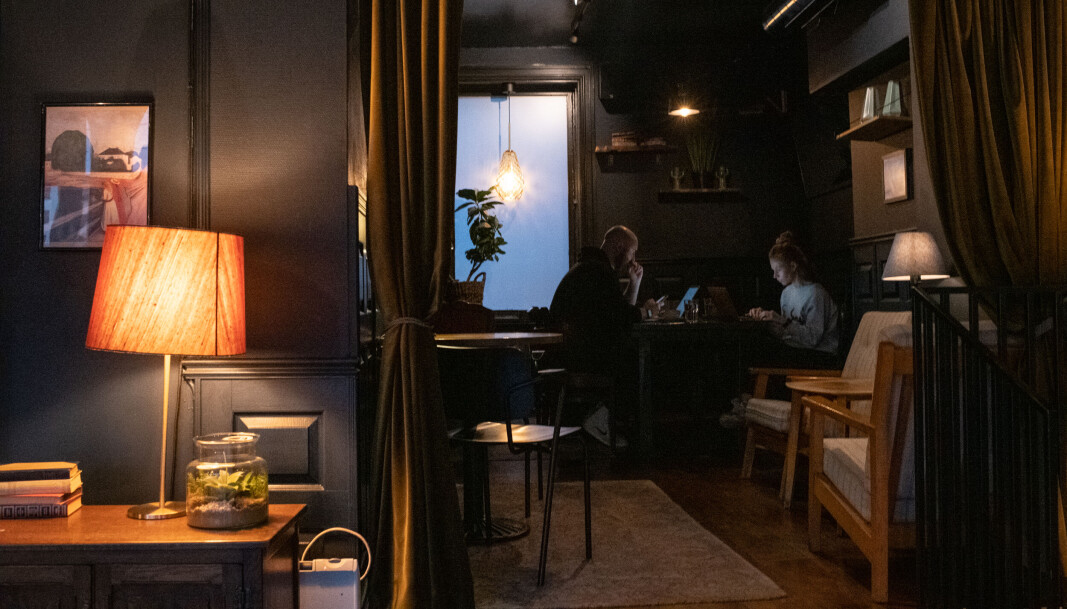 Tre stuer og bar på knutepunktet Alexander Kiellands plass er perfekt for deg som ikke begynner dagen før 12, og vil sitte der til klokka ett om du vil. Tre stuer og bar på knutepunktet Alexander Kiellands plass er perfekt for deg som ikke begynner dagen før 12, og vil sitte der til klokka ett om du vil.