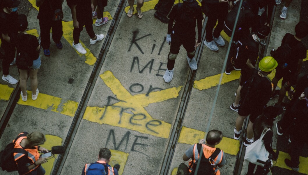 «Kill me or free me»: Hong Kongs innbyggere demonstrerer mot den stadige innskrekningen av politiske og sivile rettigheter i landet deres.Foto til urix avis 30. Anonym student i Hong Kong uttaler seg om demonstrasjoner og utryggheten i landet «Kill me or free me»: Hong Kongs innbyggere demonstrerer mot den stadige innskrekningen av politiske og sivile rettigheter i landet deres.Foto til urix avis 30. Anonym student i Hong Kong uttaler seg om demonstrasjoner og utryggheten i landet