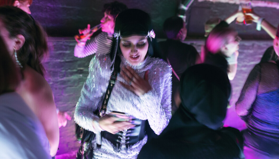 <span class=" font-weight-bold" data-lab-font_weight_desktop="font-weight-bold">Guttefri sone</span>: På et dansegulv kun omringet av jenter føler de muslimske venninnene seg tryggere enn på vanlige utesteder. Ikveld har de begge pyntet seg med smykkesteiner rundt øynene. <span class=" font-weight-bold" data-lab-font_weight_desktop="font-weight-bold">Guttefri sone</span>: På et dansegulv kun omringet av jenter føler de muslimske venninnene seg tryggere enn på vanlige utesteder. Ikveld har de begge pyntet seg med smykkesteiner rundt øynene.