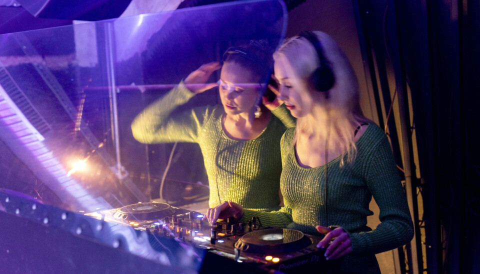Undersjøiske rytmer: DJ-duoen Seaweed Girls sørget for et godt dansegrunnlag og god stemning helt fram til midnatt.