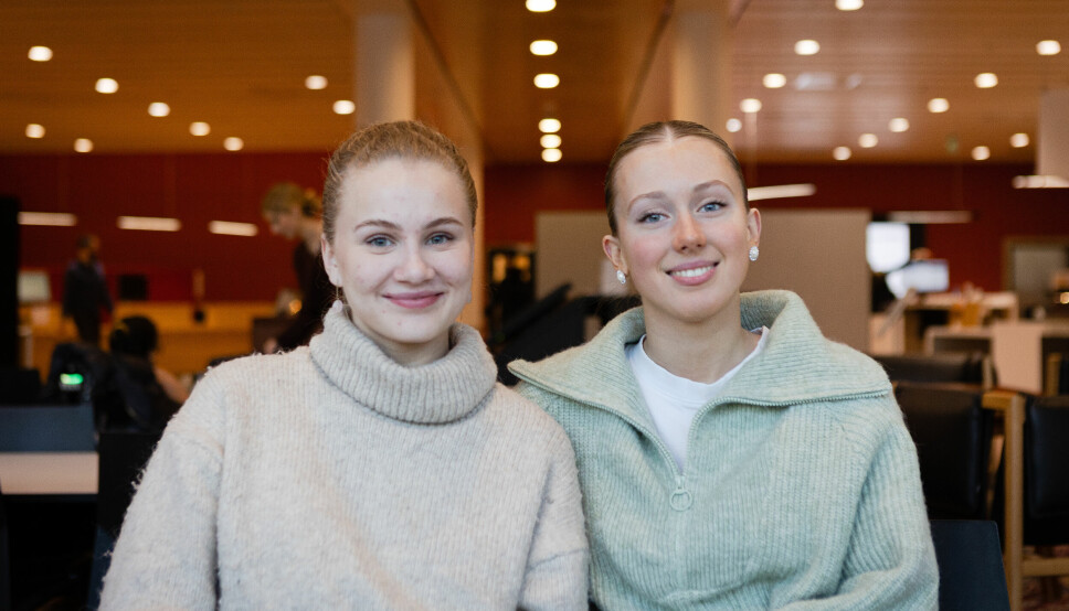 Ferskinger: Elizabeta Viktorija Kavaliauskaite (19) og Rosemarie Kallhovd (20) har gått tre uker på profesjonspro- grammet i psykologi. De kjenner seg igjen i problemene Vetlesen og Ytreberg beskriver.