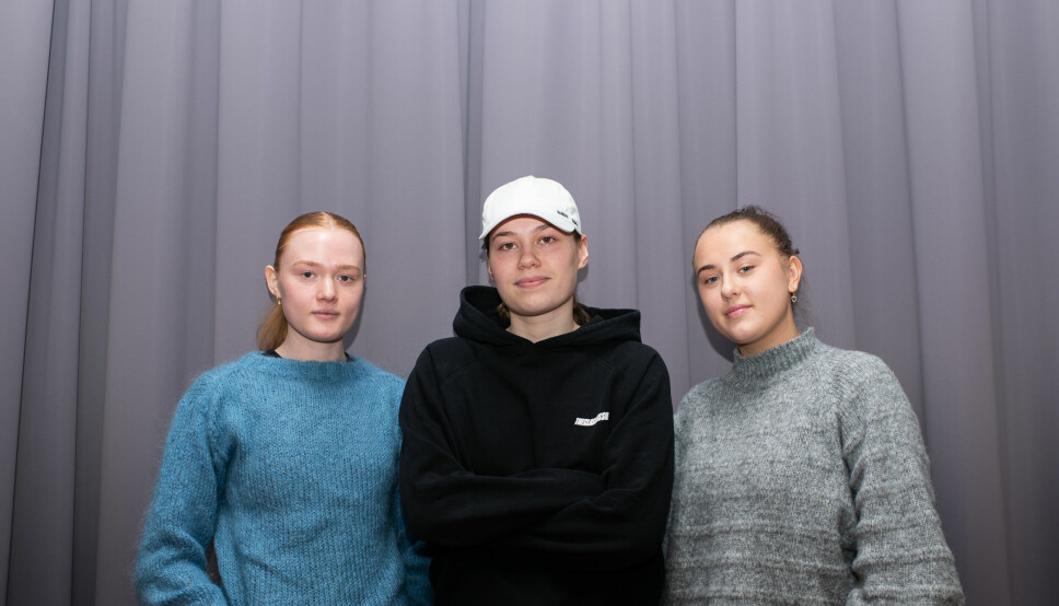 Arbeidskraft eller studenter? Gunhild Røse (21), Selma Eggen (22) og Silje Tengesdal (21) lærer som regel mye i praksis, men det hender også at egen læring må vike for å hjelpe til med akutte arbeidsoppgaver.