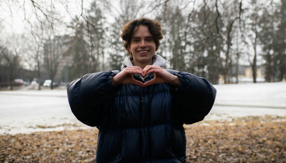 Rimelig kjærlighet: Lektorstudenten Harald Tveito (24) mener det ikke trenger å koste skjorta å feire kjærligheten. Han plukker heller løvetann enn å kjøpe roser.