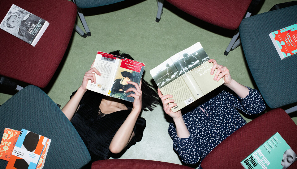 Leseglade: Ukentlig møtes studentene Amanda Liimatainen (25) og Pia Strømmesen (19) for å lese feministisk litteratur.