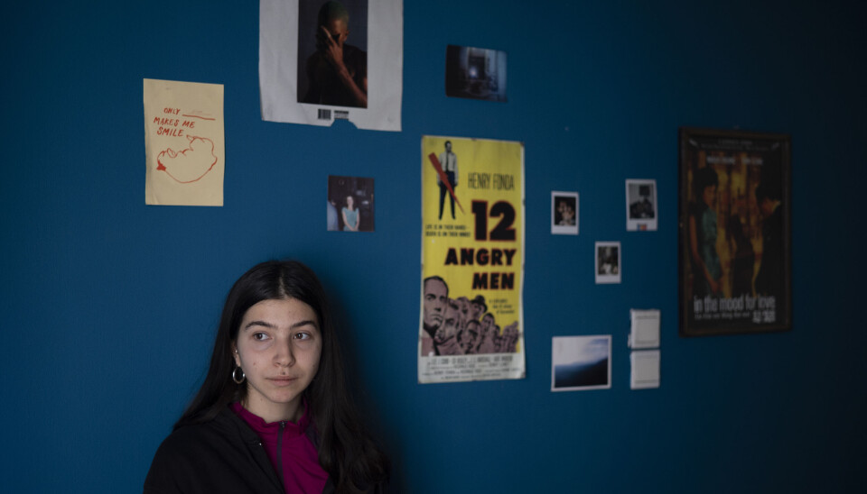 På Eva sitt rom:
Eva på rommet i kollektivet. Eva engasjerer seg også
politisk i ein anarkistisk gruppe og håper på ei endring
og ein mindre korrupt stat. På Eva sitt rom:
Eva på rommet i kollektivet. Eva engasjerer seg også
politisk i ein anarkistisk gruppe og håper på ei endring
og ein mindre korrupt stat.