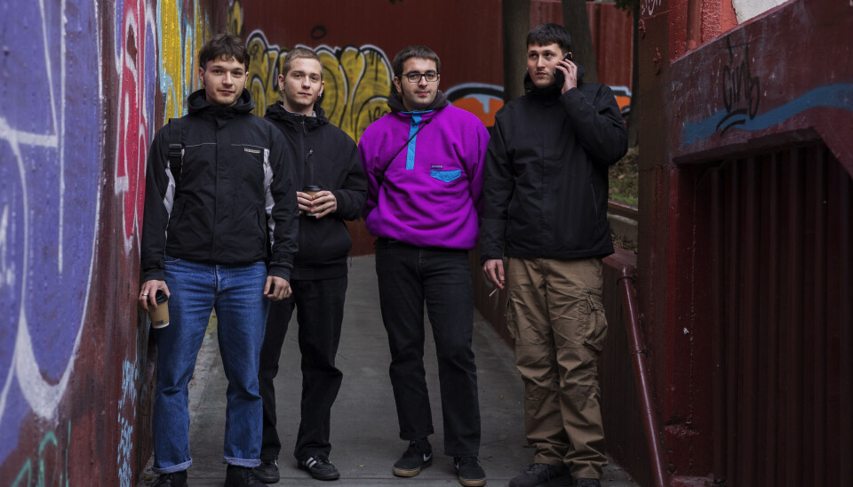 – Fucka situasjon: Costas, Bill, Kyriakos og Xaris er alle studentar i Aten. Dei meiner at situasjonen i landet er «fucka». Fleire studentar skildrar det heile som eit
tillitsbrot mellom staten og folket, og seier at dei fleste berre følgjer sine
eigne reglar og lovar fordi dei ikkje stoler på staten. – Fucka situasjon: Costas, Bill, Kyriakos og Xaris er alle studentar i Aten. Dei meiner at situasjonen i landet er «fucka». Fleire studentar skildrar det heile som eit
tillitsbrot mellom staten og folket, og seier at dei fleste berre følgjer sine
eigne reglar og lovar fordi dei ikkje stoler på staten.