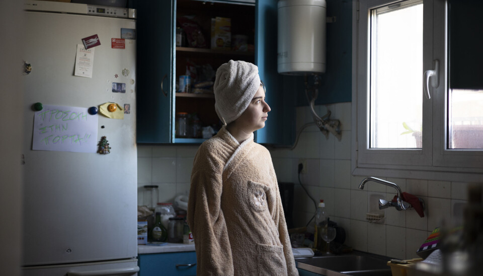 I kamp for ei betre framtid: Heime hjå Evgenia er det alltid ope hus. Ho bur med systera si og
familien sin i ei stor leiligheit i Exarchia, ein bydel i Aten. Saman
med fleire av venene sine engasjerer ho seg politisk og er leiar for
ei anarkistisk gruppe. Mange studentar engasjerer seg politisk i
Aten, men fleire lét også vere i frykt for å hamne i konflikt med
politiet som står rundt om på campus. Evgenia og fleire av venene hennar har vore vitne til politivald mot aktivistar og fortel
at dette er kvardagskost. I kamp for ei betre framtid: Heime hjå Evgenia er det alltid ope hus. Ho bur med systera si og
familien sin i ei stor leiligheit i Exarchia, ein bydel i Aten. Saman
med fleire av venene sine engasjerer ho seg politisk og er leiar for
ei anarkistisk gruppe. Mange studentar engasjerer seg politisk i
Aten, men fleire lét også vere i frykt for å hamne i konflikt med
politiet som står rundt om på campus. Evgenia og fleire av venene hennar har vore vitne til politivald mot aktivistar og fortel
at dette er kvardagskost.