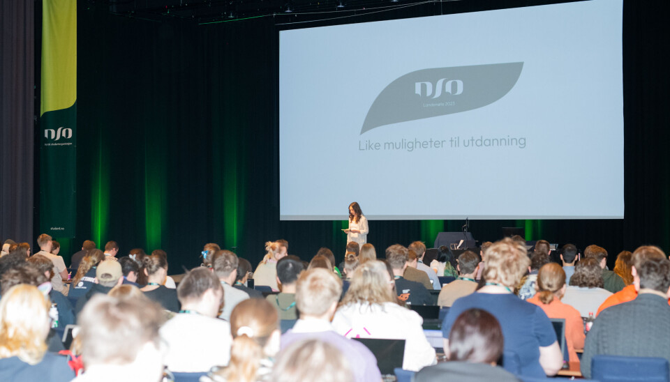 Åpner møtet: Leder av NSO Maika Marie Godal Dam åpner NSO sitt 13. landsmøte fredag. NSO sitt landsmøte 2023. Maika marie godal dam fra talerstolen.