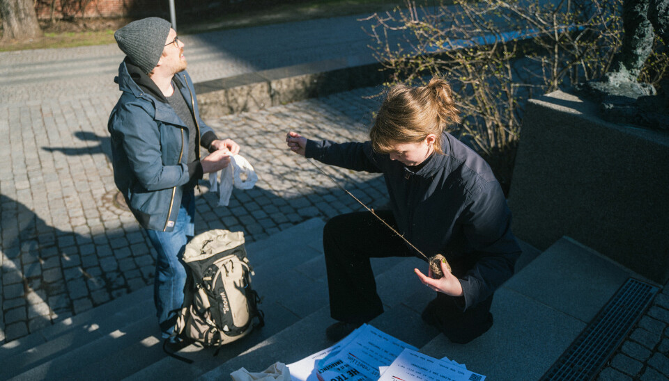 Forberedelser: Akademikerne møtte opp ved Universitetet i Oslo med saks, hvite bånd og plakater søndag morgen.