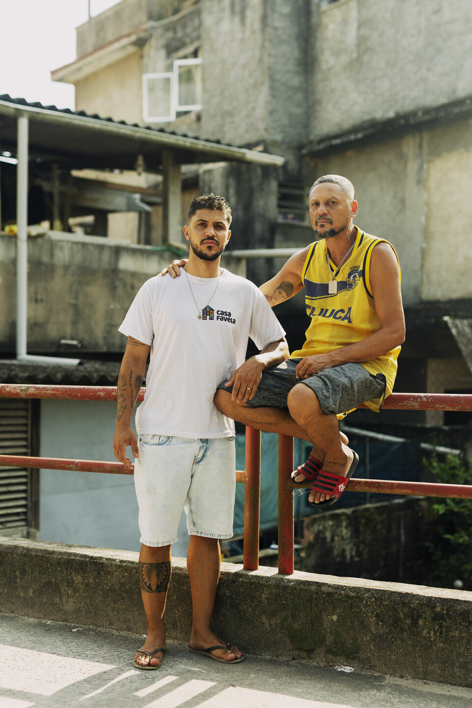 Sprekker av stolthet: Rennan Letas far
legger ikke skjul på hva han synes om det
sønnen har skapt. – Vi har alltid drømt om
et slikt sted som Casa Favela, sier han.