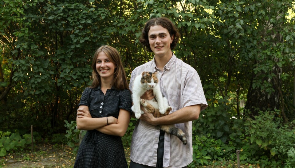 Katt i kollektiv: Ada Rummelhoff, katten Toril og Jonas Gamper Solheim.