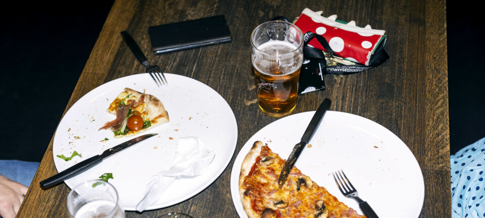 Meningssak om at Union på Blindern stenger ølsalget klokken 17.30. Christina Eide fotografert med øl og pizza. Foto: Charlotte Førde Skomsøy. Fotografert 12.09.2022