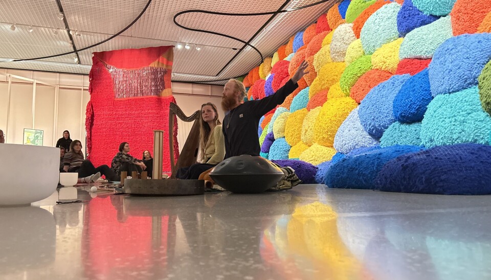 Nicolina Stang and Axel Haugland leading the color meditation in front of the “Escalade Beyond Chromatic Lands,” Nasjonalmuseet. Oslo kulturnatt 2023.
