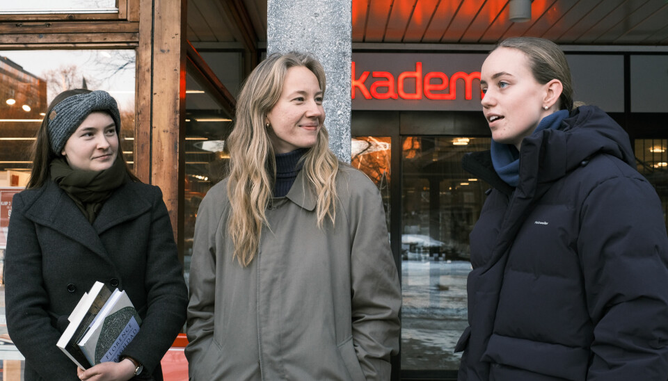 Distraherte: Kunsthistoriestudentene Hedvig (22), Åsta (24) og Maria (26) har tatt flere grep for å holde fokuset på lesesalen.
