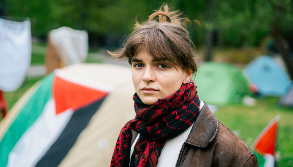 TETT I TELT: Helena Natvig Safi (21) er en av mange studenter som deltar i teltaksjon for akademisk boikott av Israel.
