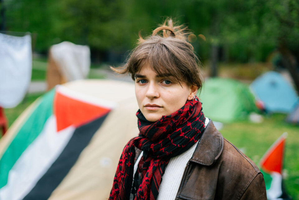 Tett i telt: Safi står omgitt av 24 telt. Her sover hun og omlag 30 andre studenter i troen på at de bidrar til å gjøre forskjell.