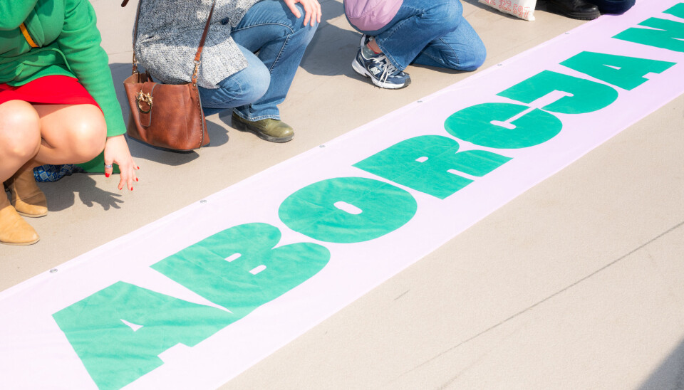 Aborcja: Banneret skal snart henges fra Agrafka-broen. Aborcja er polsk for abort.