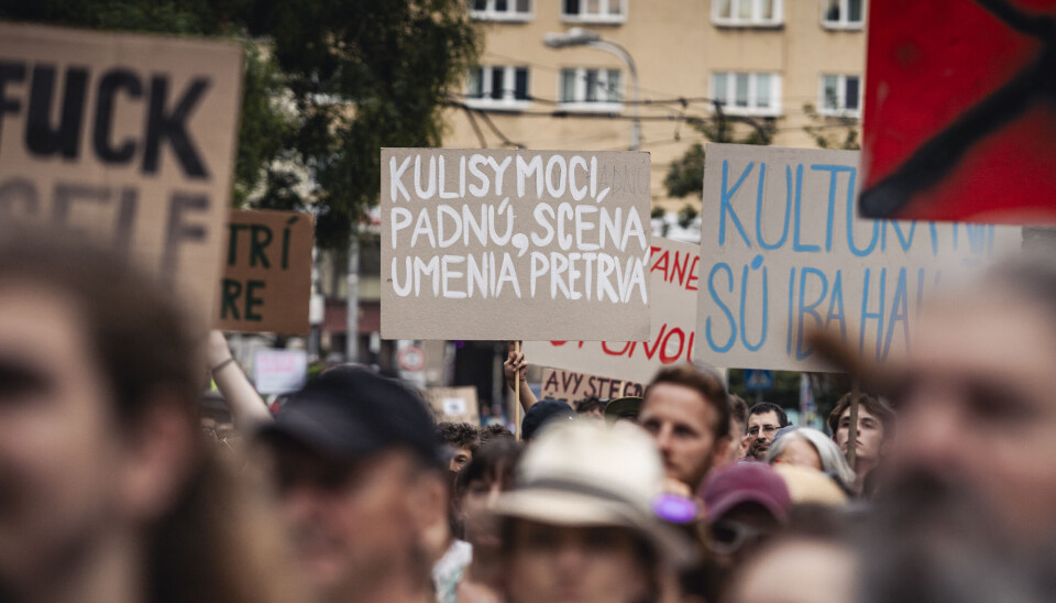KUNSTEN BESTÅR: Flere tusen slovakere har demonstrert mot regjeringen siden sparkingen av landets kulturledere. Her en demonstrant med budskapet: «Maktens kulisser vil falle, men kunstens scene består.»