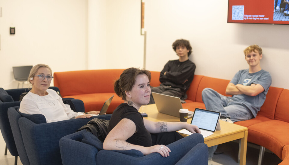 Skeptiske: Vennegjengen på IMK er ikke videre imponert over deres nye universitetslokaler.