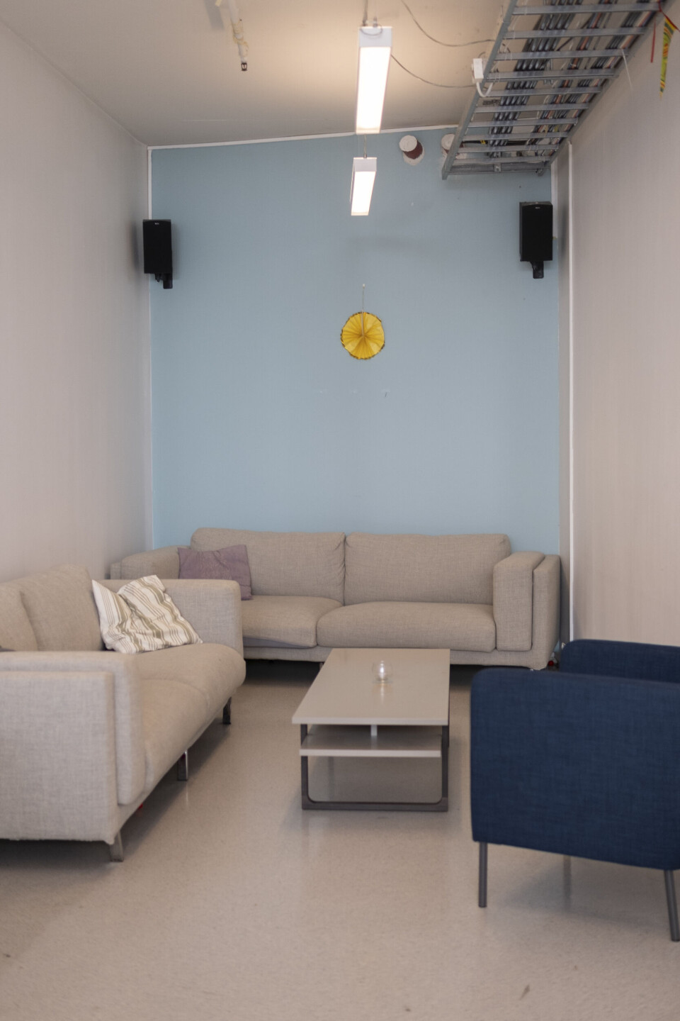 Sofakroker: Kontorsjef på IMK og omviser Stine Bjørløw Dalsøren mener oppholdsrommene blir relativt lite brukt.