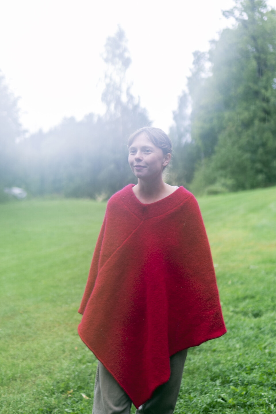 NATURBARN: Thea er lykkelig forelsket i naturen ved Tyrifjorden, og spesielt glad i å tenne bål.