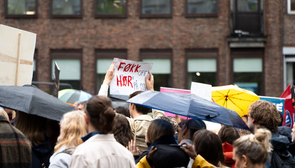 Klissvåt: Det var mange demonstranter som hadde trosset regnet for å vise sin støtte til teateret.