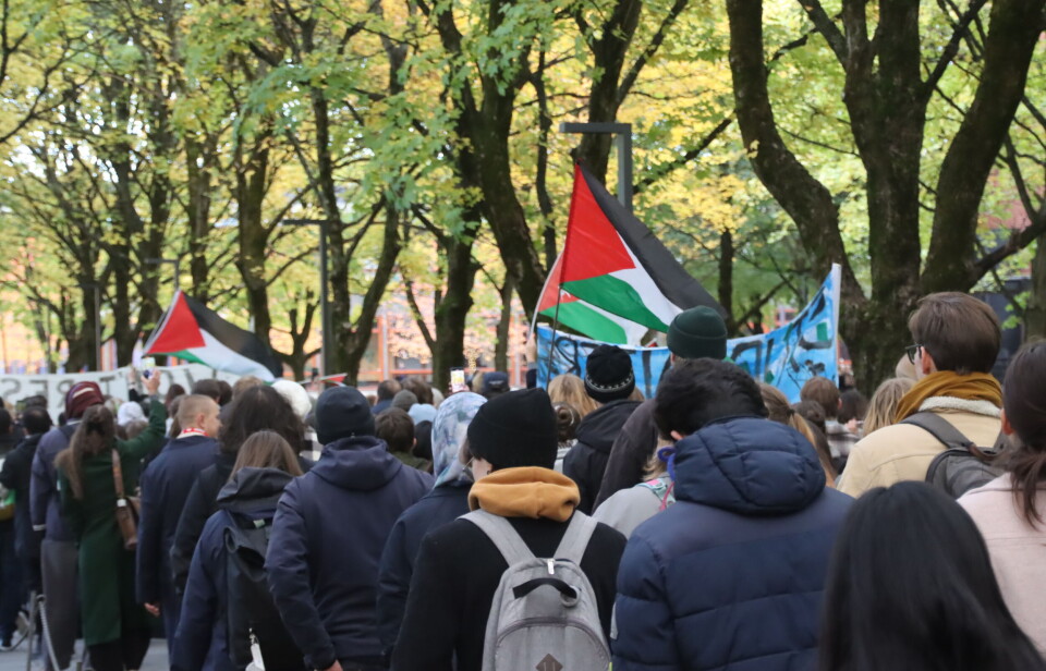 AVMARSJ: Fritt Palestina ropar dei frammøtte medan dei går rundt Blindern.