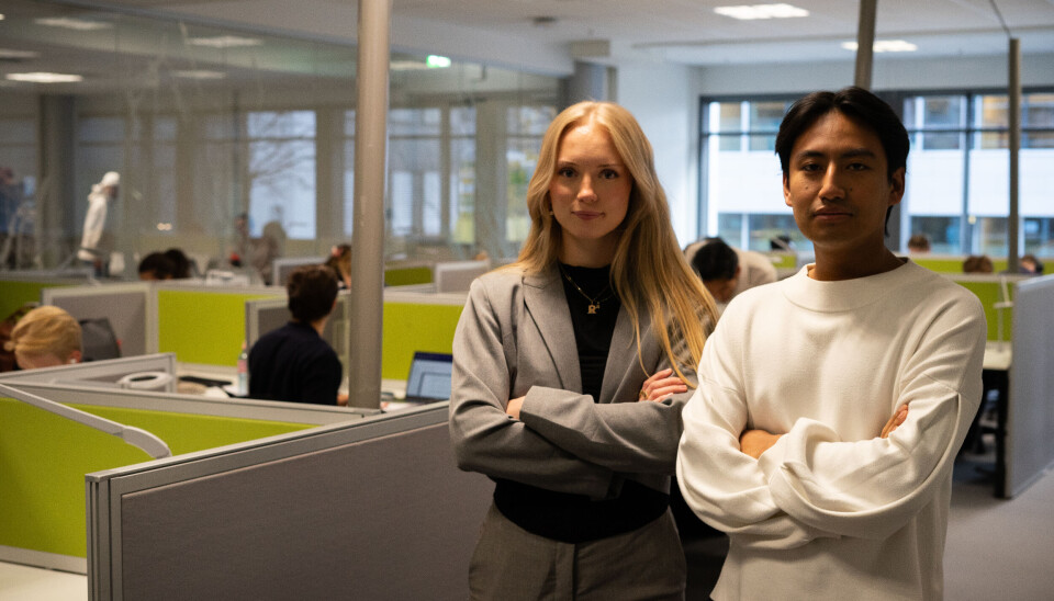 FRUSTRENDE: Cin Sian Lian Hatzaw legger merke til flere studenter med pensumbøker som tilhører noen av studieløpene på BI.