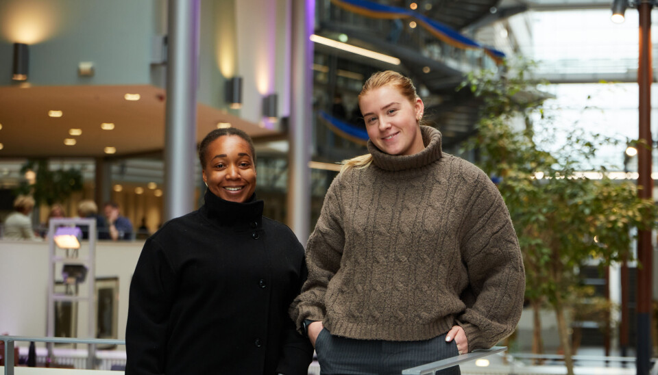 HVOR ER PREBEN?: Clarice E Okeke og Susanne Johansen føler ikke presset til å være en typisk BI-student.