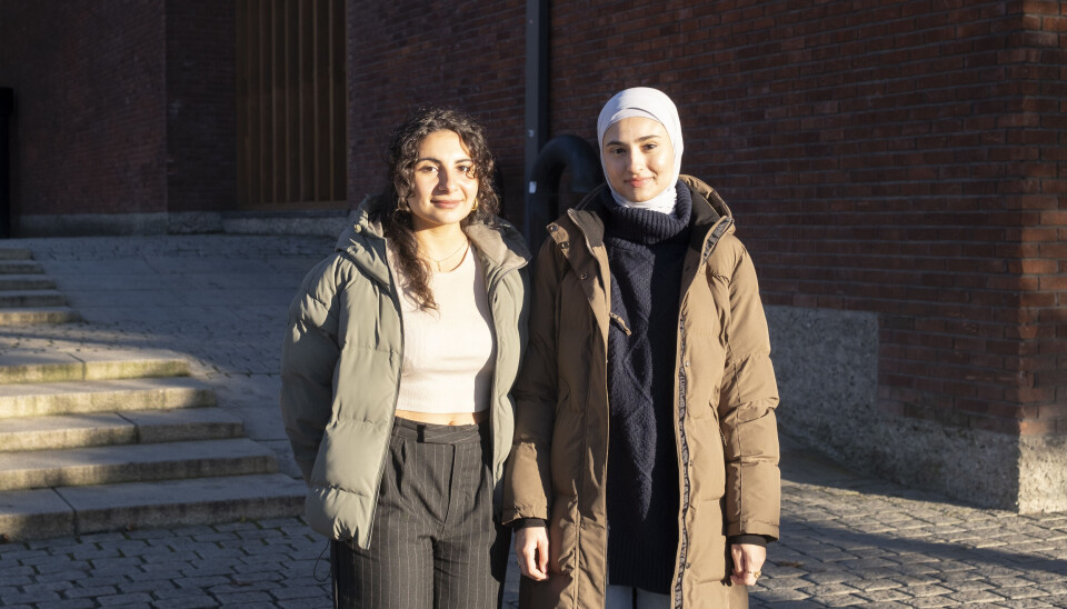 REKLAME: Studentene Dara Obaid og Oliana Diab synes ikke de ser eller hører noe særlig reklame for teaterforestillinger i Oslo.
