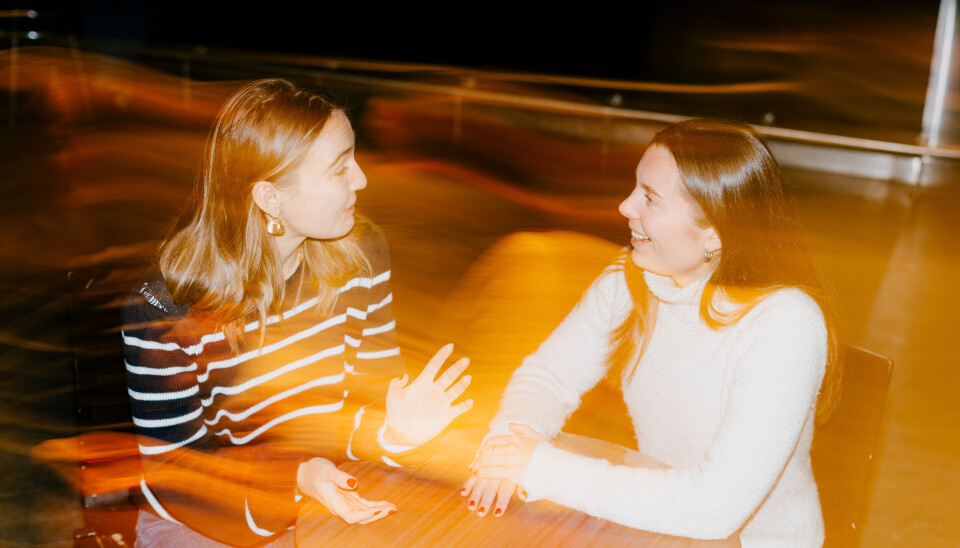 ØLSØSTRE: På tross av ulike hjembyer, har venninnene Sarah Lundegaard Thodesen (23) og Martha Gulbrandsen (21) én ting til felles: De elsker begge Hansa.