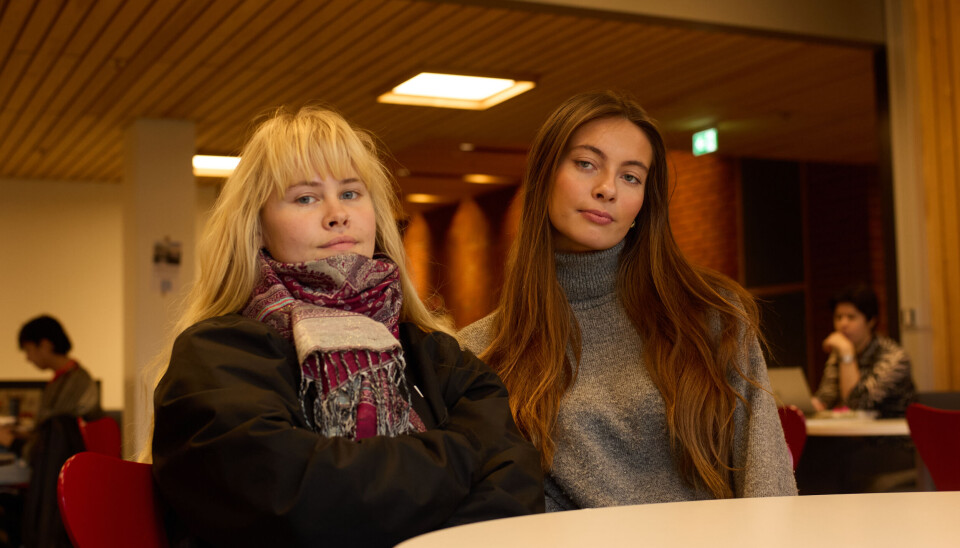 UNNER SEG: Emma Kleivtun (21) og Oda Litland (23) forteller at det er mye penger som går til Burn, noen ganger er det hver dag.