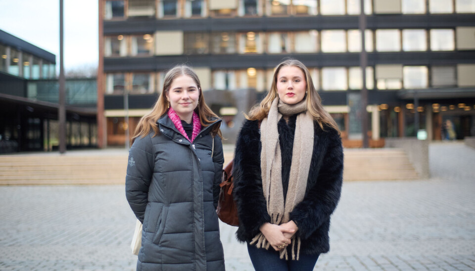 EN TIME: Mathilde Moen (20) og Karen Elvebakken (19) pendler fra Slemmestad i Asker for å spare til bolig