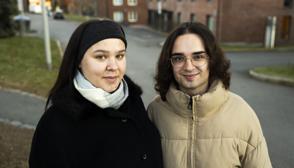 KAN BLI BEDRE: Studentene Nicole og Ludvig ser fobedringspotensial i SiO-boligene.