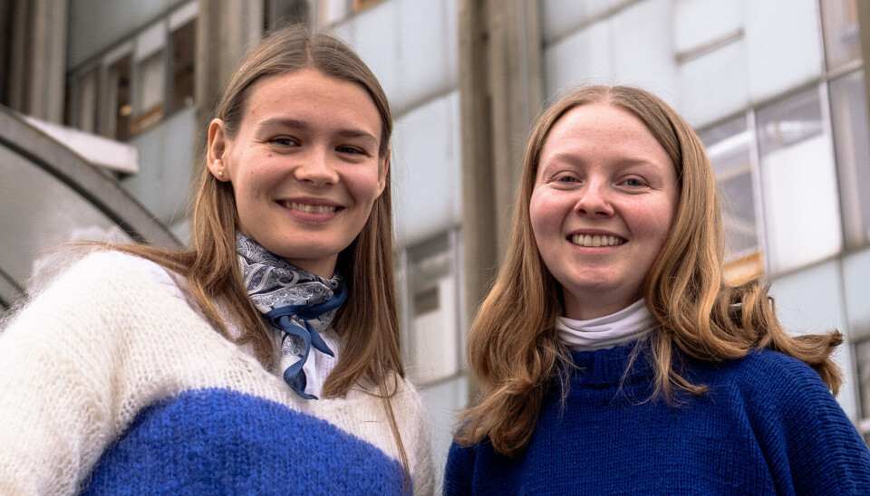 SUNT: Camilla Smøttebråten (t.h.) og Ingrid Gjerve (t.v.) er tredjeårsstudenter på medisinstudiet. De tror det vil være sunt for medisinstudentene å fokusere litt mindre på karakterer.