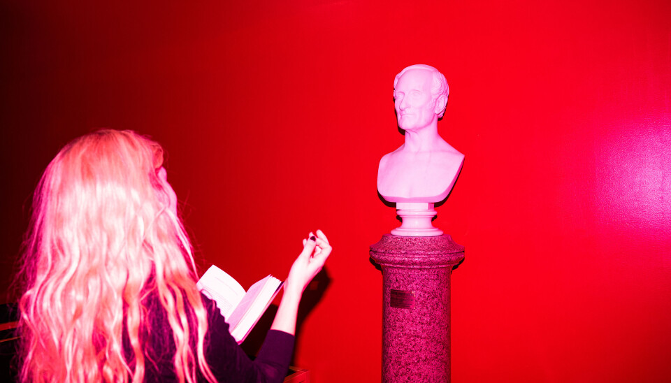 LITTERATURENS UDØDELIGHET: Selv statuene på universitetsbiblioteket kan sette pris på hermeneutisk høytlesning.