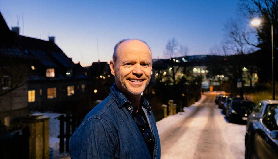 TRAVEL: Harald Eia kom ut frå ein barnebursdag for å stilla til fotografering.