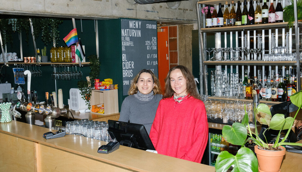 GLASSBAREN: Hoverbaren for studenter på Cheteau Neuf skal satses mer på. Shadi Sharon Hagen Huseini (t.v.) og Marie Vesterlid jobber i baren.