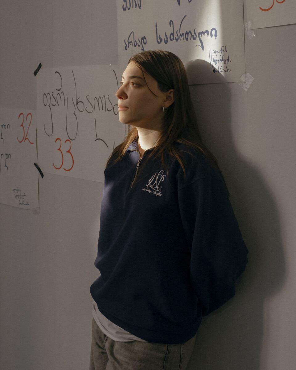 MOTSTAND: Student og aktivist Anni Phridonashvili (19) er en
del av studentbevegelsen «Iliauni Student Movement», og har
dekorert universitetet med regimekritisk kunst og plakater.