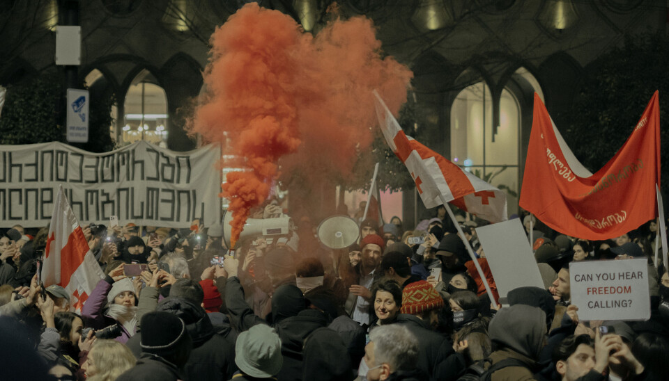 PROTEST: Tusenvis av demonstranter samlet seg utenfor parlamentet i Tbilisi for å protestere på demonstrasjonens hundrede dag.