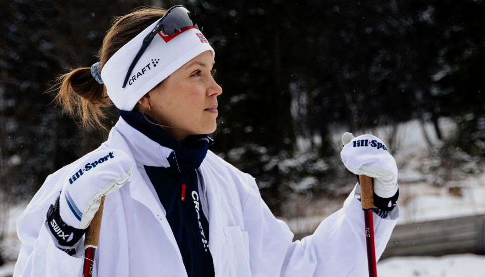 LEGEFRAKK I LØYPA: Nora Sanness fortel at det er fyrste gong ho går på ski med legefrakk.