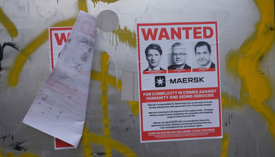 OMDØMMEKOSTNADER: På disse plakatene er Mærsk-ledelsen navngitt blant anklager om krigsforbrytelser