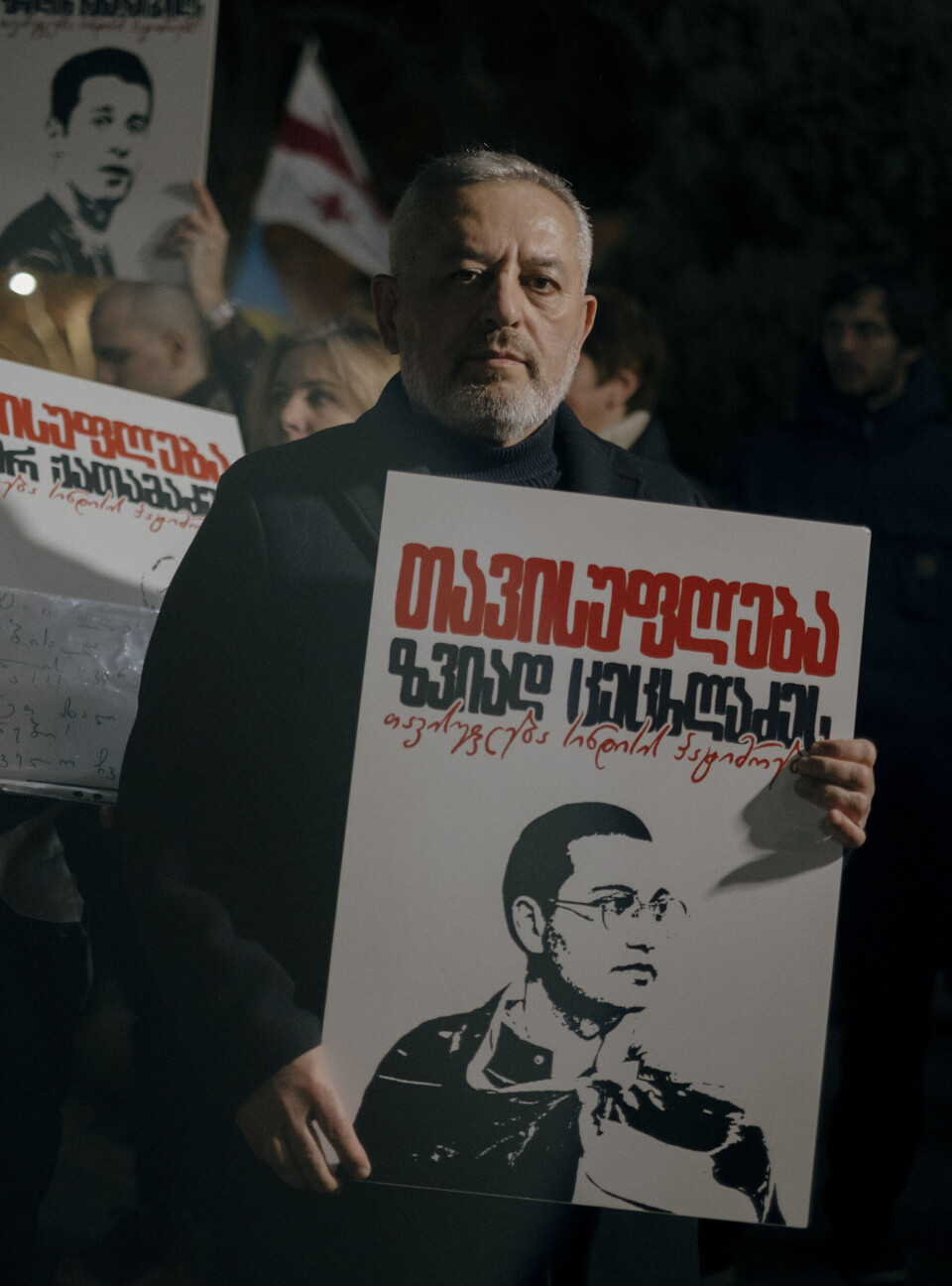 KJEMPER: Zurab Tsetskhladze, far til arresterte Zviad Tsetskhladze (avbildet på plakat), demonstrerer aktivt for sønnens løslatelse. Her på demonstrasjonens hundredagsmarkering fredag 7. mars.