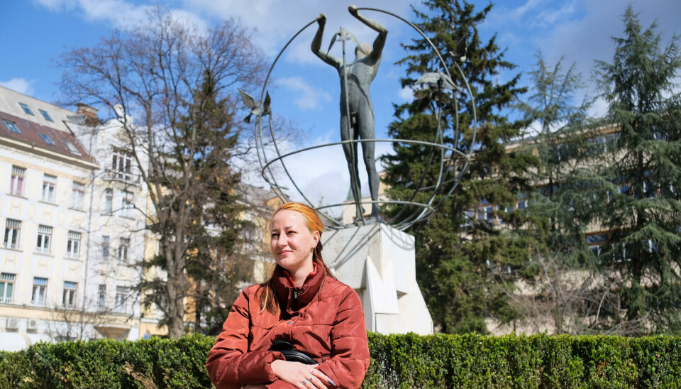 SARAJEVO SENTRUM: Nina Gagic foran «multikulturni čovjek», eller «det flerkulturelle mennesket», et monument sentralt i Sarajevo.