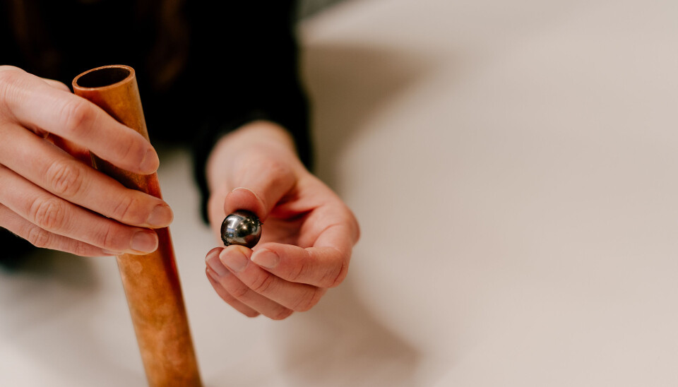 STUDIER: Modellen og fysikkstudenten har mange baller i lufta, og jobber med studiet når hun har tid. – Jeg synes jo fysikk er veldig gøy. Så jeg ender opp med å gjøre det ofte.