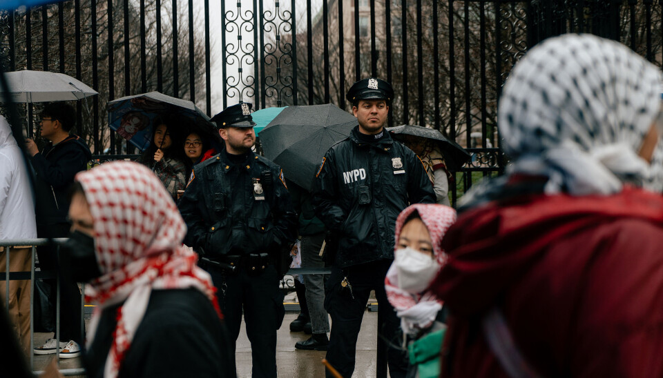 BEGRENSET OPPMØTE: Columbia har vært episenteret for pro-palestinske demonstrasjoner i USA. Dagen Universitas er der demonstrerer en liten gjeng utenfor, og en liten gjeng innenfor gjerdene.