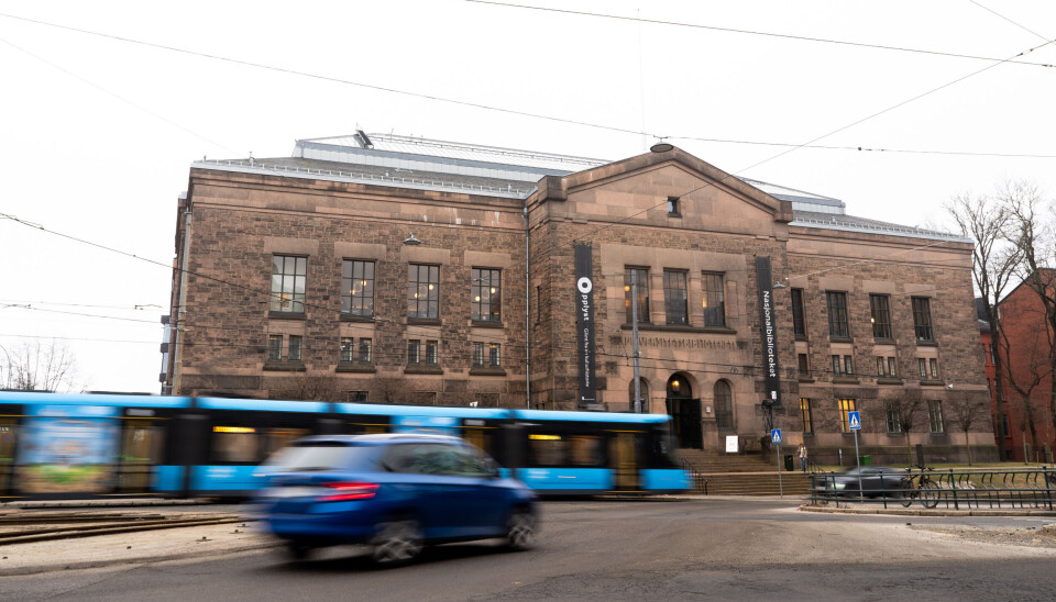 KAOS UTENFOR: Rett utenfor den stille oasen på Nasjonalbiblioteket er det travle krysset på Solli plass.